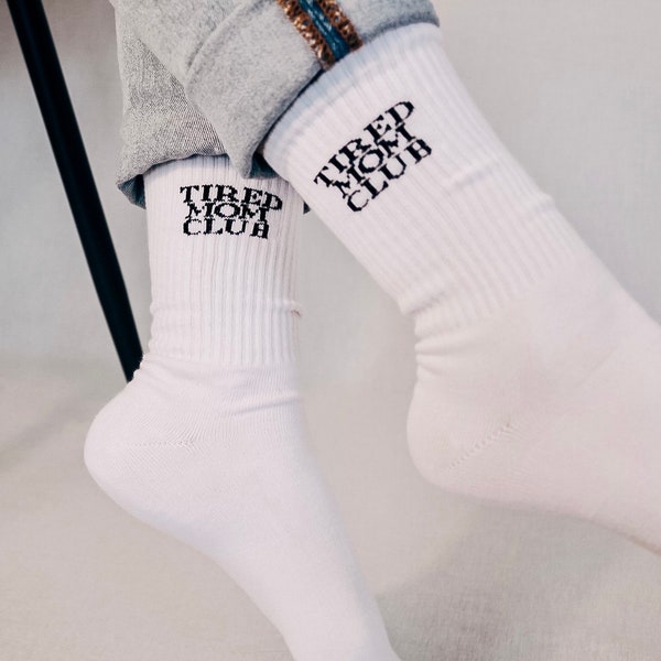 TIRED MOM CLUB - Mama Socken, Partnerlook Socken für die Familie - 100% Baumwolle - Statement Socken, Geschenk Ideen