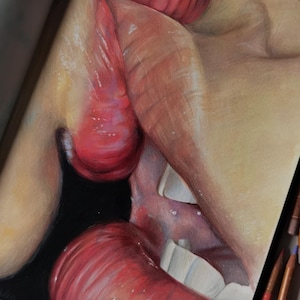 Può includere: Un disegno dettagliato a matita colorata di una bocca e labbra. Le labbra sono di un rosso vibrante, con texture e riflessi visibili. I denti sono bianchi e i toni della pelle sono un mix di beige e rosa.