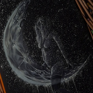 Puede incluir: Dibujo en blanco y negro de una figura sentada en una luna creciente, sobre un fondo estrellado. La luna está detallada con cráteres y texturas, y la figura está representada en un estilo moteado.
