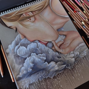 Könnte beinhalten: Buntstiftzeichnung eines Gesichts, teilweise von einer Wolke verdeckt. Das Kunstwerk zeigt weiche Blau-, Grau- und Hauttöne, mit fallendem Regen unterhalb der Wolke. Buntstifte und ein Etui sind sichtbar.