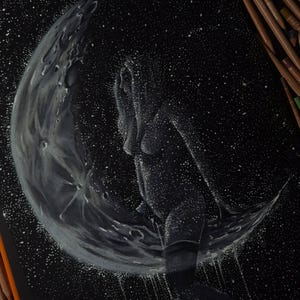 Puede incluir: Dibujo en blanco y negro de una figura sentada en una luna creciente, sobre un fondo estrellado. La luna está detallada con cráteres y texturas, y la figura está representada en un estilo moteado.