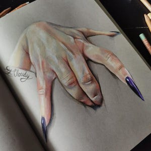 Può includere: Un disegno a matita colorata su carta grigia che raffigura una mano con unghie lunghe, appuntite e viola scuro. Le tonalità della pelle sono rese con luci e ombre, e la parola Cloudy è scritta in corsivo vicino alla zona del polso.