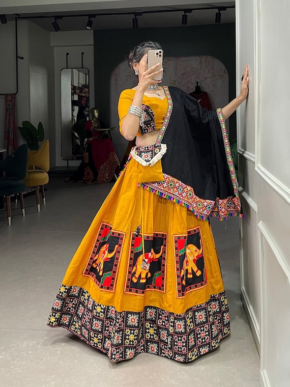 This Gorgeous Gamthi Work Lehenga Choli to Your Wardrobe to Make Your  Navaratri More Traditional 