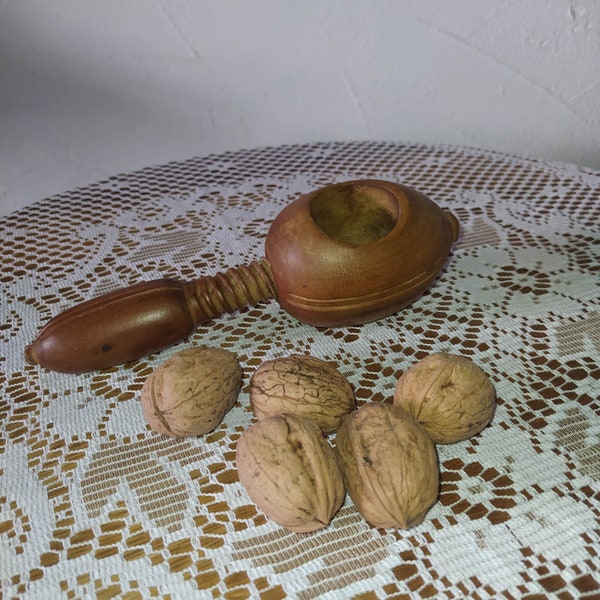 Casse noix ancien en bois