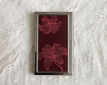 Tarjetero Lily, estuche metálico floral para tarjetas de crédito, organizador de bolsillo botánico color burdeos