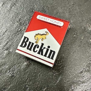 Broche de cowboy Buckin Marlboro Pack | Broche da Beyoncé | Broche de cowboy | Acessórios para shows | Acessórios da Beyoncé | Broches de fãs | Ímãs da Beyoncé | Carter de cowboy
