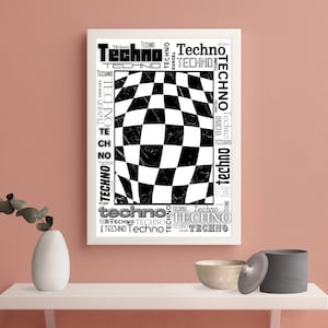 Puede incluir: Una impresión artística enmarcada con la palabra "Techno" repetida en una fuente estilizada alrededor de un patrón de tablero de ajedrez en blanco y negro distorsionado. La obra de arte se exhibe en una estantería blanca con un jarrón y objetos decorativos.