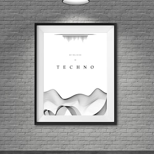 Puede incluir: Impresión artística enmarcada con el texto "MY RELIGION IS TECHNO" sobre fondo blanco. El diseño presenta líneas onduladas negras. La obra de arte se exhibe en una pared de ladrillo gris.