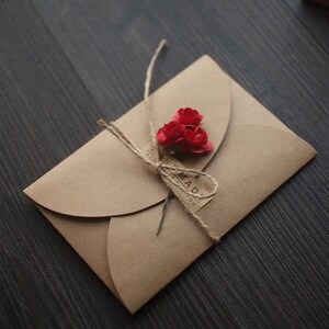 Carta de invitación de boda hecha a mano con sobre de ramo de bricolaje