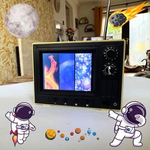 Könnte beinhalten: Ein Fernseher im Retro-Stil mit einem schwarzen Bildschirm, der farbenfrohe Weltraumbilder zeigt. Der Fernseher hat einen cremefarbenen Rahmen und ein schwarzes Bedienfeld. Dekorative Elemente sind ein Mond, ein Komet und Cartoon-Astronauten mit Planeten.