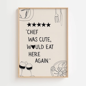 Peut inclure: Une affiche beige avec une illustration en noir et blanc d'un chapeau de chef, une fourchette, un couteau, un verre à vin et un homard. L'affiche a une note de cinq étoiles et le texte "CHEF WAS CUTE, WOULD EAT HERE AGAIN."