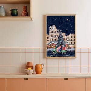 K&ouml;nnte beinhalten: Eine gerahmte Illustration einer Weihnachtsszene in Rom, Italien. Die Illustration zeigt ein Paar, das auf einem Roller an einem Weihnachtsbaum und dem Kolosseum vorbeif&auml;hrt. Die Szene spielt nachts mit Sternen am Himmel.