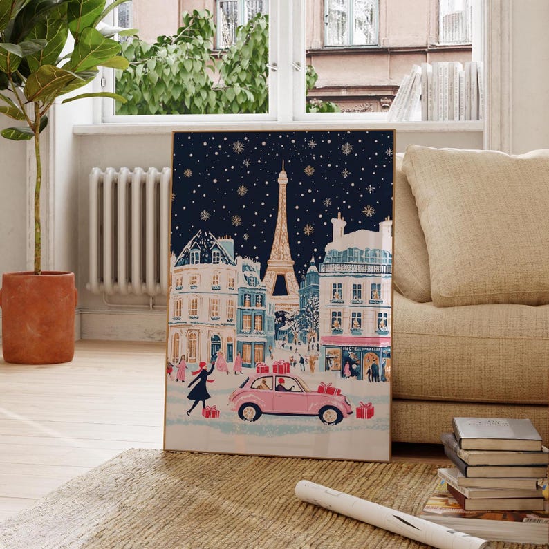 K&ouml;nnte beinhalten: Ein rosa Auto mit Weihnachtsgeschenken auf dem Dach f&auml;hrt nachts durch eine verschneite Pariser Stra&szlig;e. Im Hintergrund ist der Eiffelturm zu sehen. Die Illustration ist im Vintage-Stil gehalten.