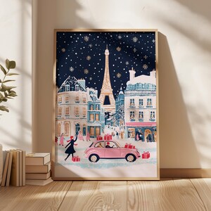 K&ouml;nnte beinhalten: Eine festliche Illustration einer verschneiten Pariser Stra&szlig;enszene mit dem Eiffelturm im Hintergrund. Ein rosafarbenes Auto mit roten Geschenkboxen f&auml;hrt die Stra&szlig;e entlang, und Menschen gehen herum. Die Illustration ist vor einem dunkelblauen Hintergrund mit wei&szlig;en Schneeflocken platziert.