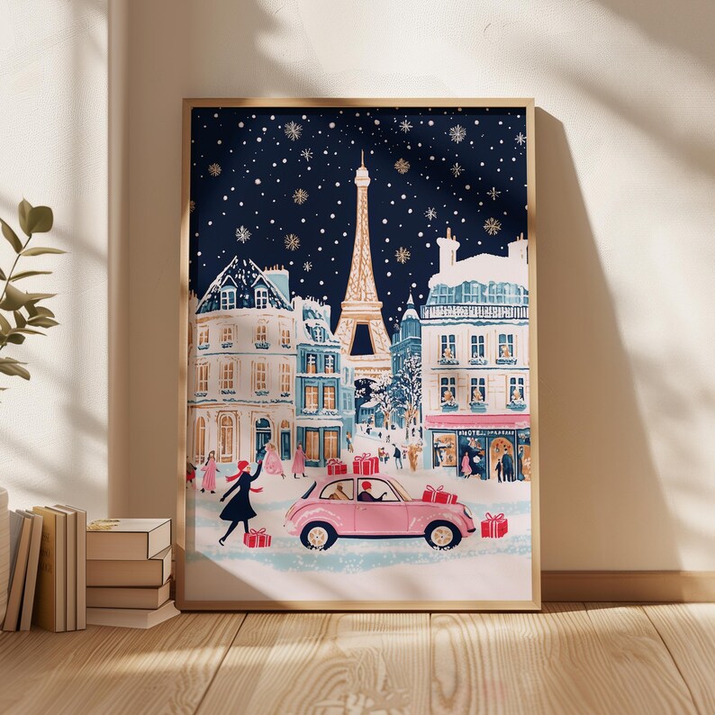K&ouml;nnte beinhalten: Eine festliche Illustration einer verschneiten Pariser Stra&szlig;enszene mit dem Eiffelturm im Hintergrund. Ein rosafarbenes Auto mit roten Geschenkboxen f&auml;hrt die Stra&szlig;e entlang, und Menschen gehen herum. Die Illustration ist vor einem dunkelblauen Hintergrund mit wei&szlig;en Schneeflocken platziert.