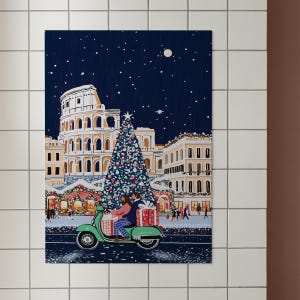 K&ouml;nnte beinhalten: Ein gr&uuml;ner Roller mit einem Paar, das darauf f&auml;hrt, vor einem Weihnachtsbaum und dem Kolosseum in Rom, Italien. Die Szene spielt nachts mit einem sternenklaren Himmel und einem Vollmond.