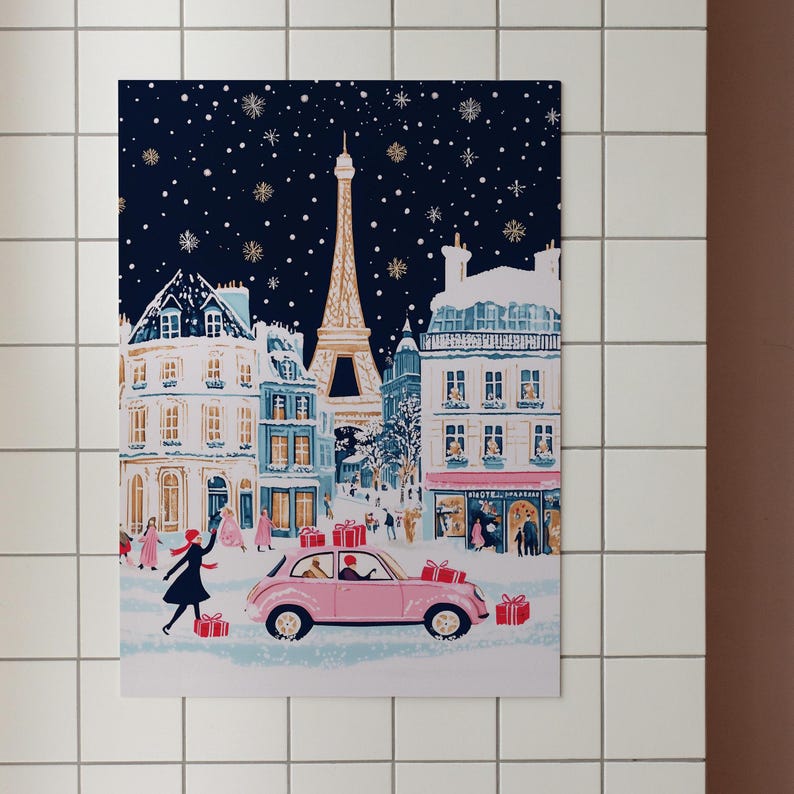 K&ouml;nnte beinhalten: Ein rosa Auto mit einem Weihnachtsbaum auf dem Dach f&auml;hrt nachts durch eine verschneite Pariser Stra&szlig;e. Im Hintergrund ist der Eiffelturm zu sehen. Das Auto ist mit roten und wei&szlig;en Geschenken geschm&uuml;ckt. Die Stra&szlig;e ist von Geb&auml;uden ges&auml;umt und es sind Menschen unterwegs.