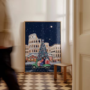 K&ouml;nnte beinhalten: Eine gerahmte Illustration einer Weihnachtsszene in Rom, Italien. Das Kolosseum ist im Hintergrund, mit einem Weihnachtsbaum im Vordergrund. Ein Paar f&auml;hrt auf einem Roller mit einem Weihnachtsbaum auf dem Gep&auml;cktr&auml;ger.