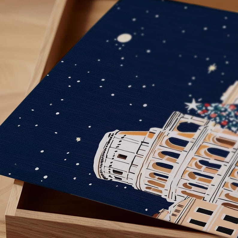 K&ouml;nnte beinhalten: Eine blaue und wei&szlig;e illustrierte Weihnachtskarte mit einer Darstellung des Kolosseums in Rom mit einem Weihnachtsbaum oben drauf. Die Karte hat einen sternenklaren Nachthimmel als Hintergrund.