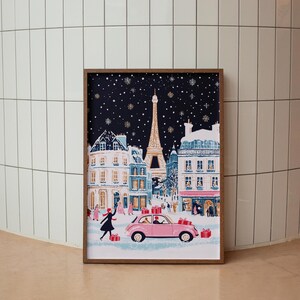 K&ouml;nnte beinhalten: Ein rosa Auto mit einem Weihnachtsbaum auf dem Dach f&auml;hrt nachts durch eine verschneite Pariser Stra&szlig;e. Im Hintergrund ist der Eiffelturm zu sehen, und die Geb&auml;ude sind mit Lichtern geschm&uuml;ckt. Das Auto ist von Menschen und Geschenken umgeben.