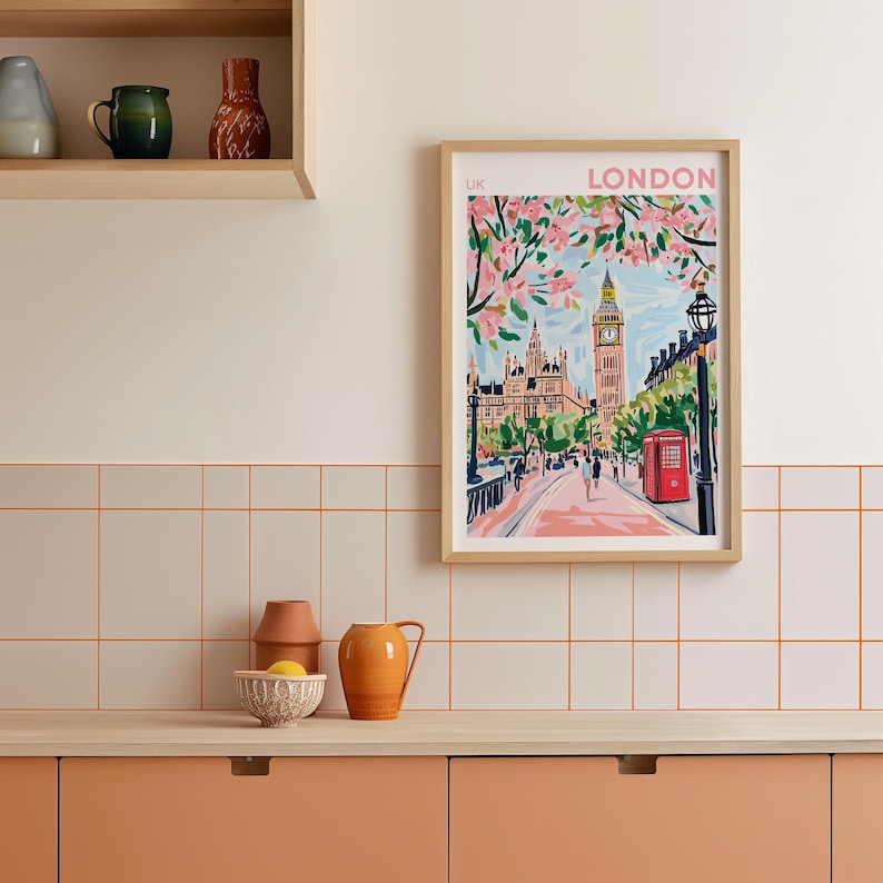 Peut inclure: Une illustration encadr&eacute;e d'un paysage urbain londonien avec Big Ben, une cabine t&eacute;l&eacute;phonique rouge et des cerisiers en fleurs roses. Le titre de l'illustration est "UK LONDON".