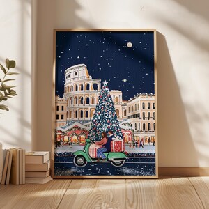 K&ouml;nnte beinhalten: Eine festliche Illustration eines Paares, das auf einem gr&uuml;nen Roller vor dem Kolosseum in Rom, Italien, f&auml;hrt. Das Paar h&auml;lt ein verpacktes Geschenk und im Hintergrund steht ein gro&szlig;er Weihnachtsbaum. Der Himmel ist dunkelblau mit wei&szlig;en Sternen und einem wei&szlig;en Mond.