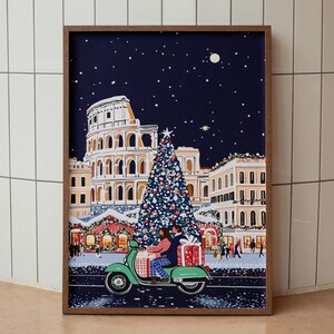 K&ouml;nnte beinhalten: Eine gerahmte Illustration eines Paares, das auf einem Roller vor dem Kolosseum in Rom, Italien, f&auml;hrt. Der Roller ist gr&uuml;n und hat einen Weihnachtsbaum auf der R&uuml;ckseite. Das Paar tr&auml;gt Winterkleidung und der Hintergrund ist eine verschneite Nachtszene mit Sternen und Vollmond.