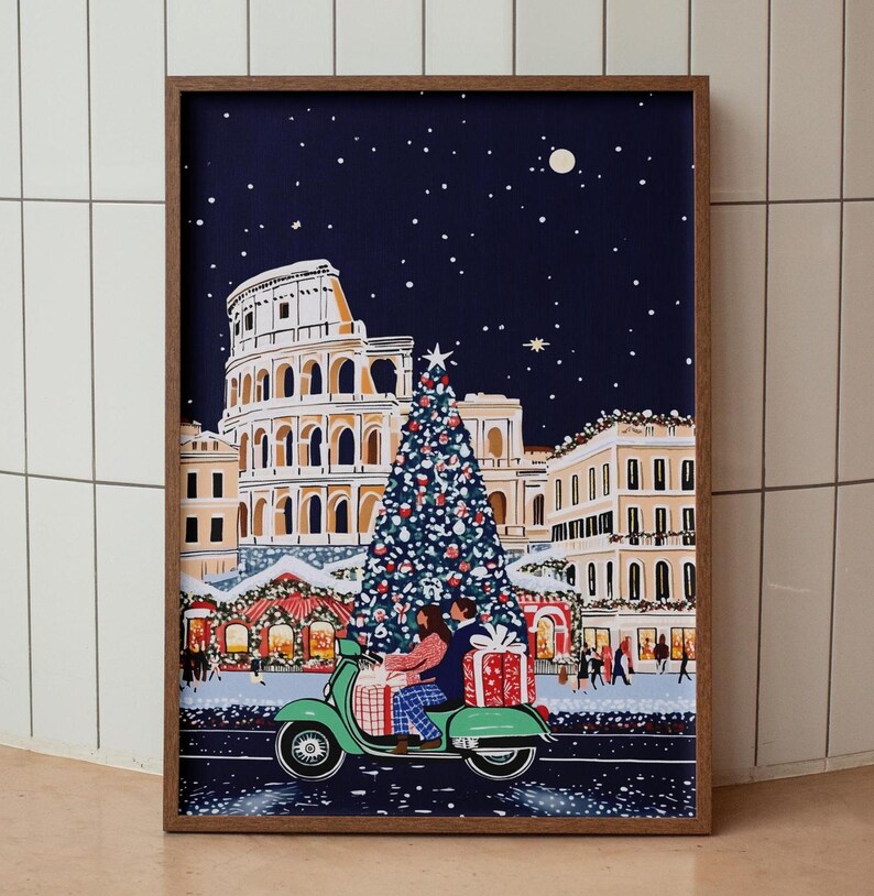 K&ouml;nnte beinhalten: Eine gerahmte Illustration eines Paares, das auf einem Roller vor dem Kolosseum in Rom, Italien, f&auml;hrt. Der Roller ist gr&uuml;n und hat einen Weihnachtsbaum auf der R&uuml;ckseite. Das Paar tr&auml;gt Winterkleidung und der Hintergrund ist eine verschneite Nachtszene mit Sternen und Vollmond.