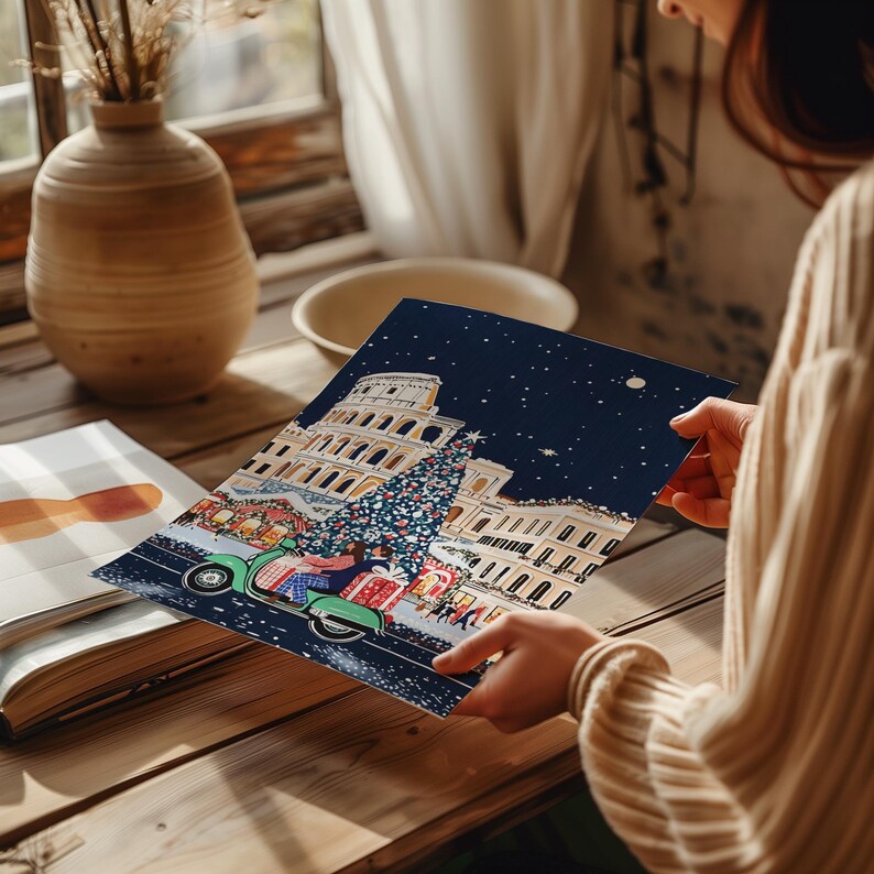 K&ouml;nnte beinhalten: Eine farbenfrohe Illustration einer Weihnachtsszene in Rom, Italien. Das Kolosseum ist im Hintergrund, und ein geschm&uuml;ckter Weihnachtsbaum steht im Vordergrund. Ein Paar f&auml;hrt mit einem Roller am Baum vorbei, und andere Leute gehen vorbei. Der Himmel ist dunkelblau mit wei&szlig;en Sternen.