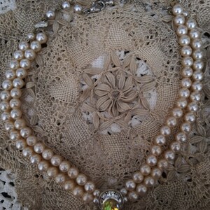 Collana di perle a 2 fili con pendente con pietra gialla