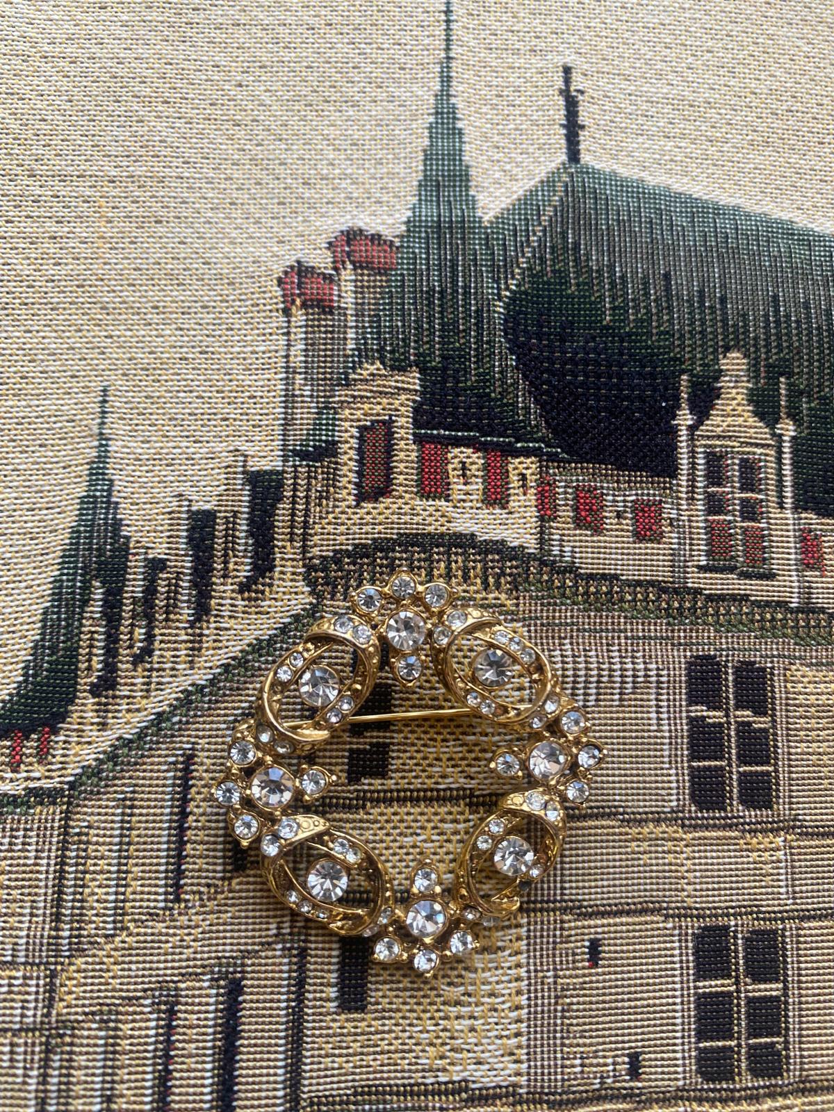 Broche Ancienne Vintage Couronne Ajourée Couleur Or – Élégante, Fantaisie | Référence 2372