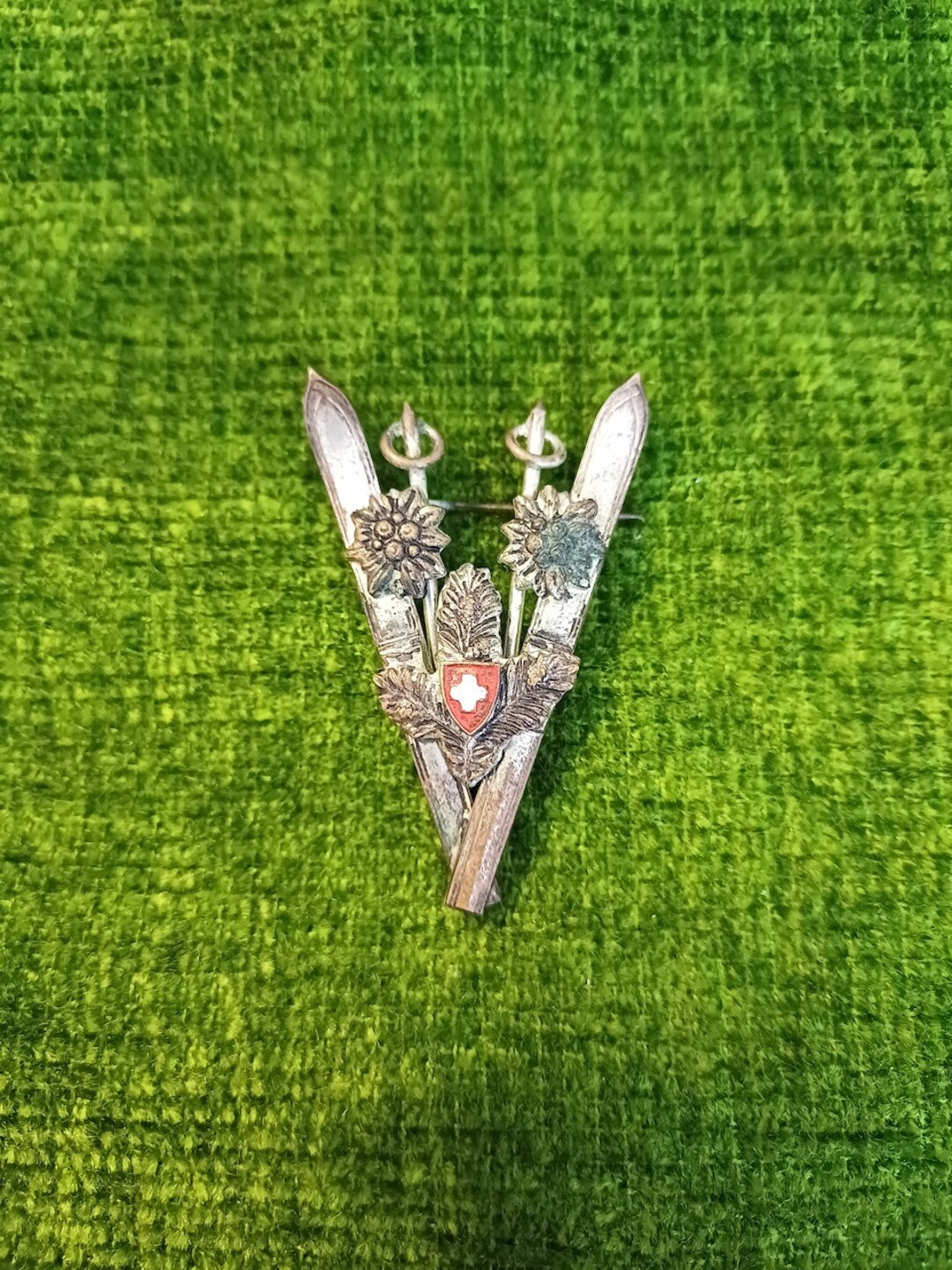 Broche vintage m daille sportive ski