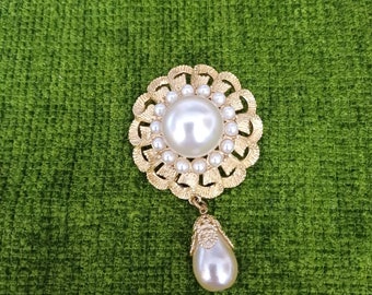 Vintage Brooch Golden Tone with Pearls Big