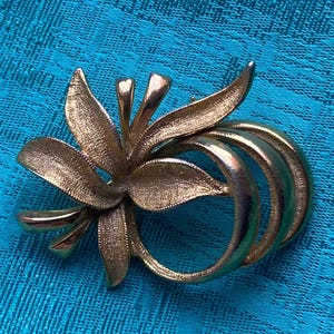 Vintage Brooch Golden Matte Leaf Intricate Design