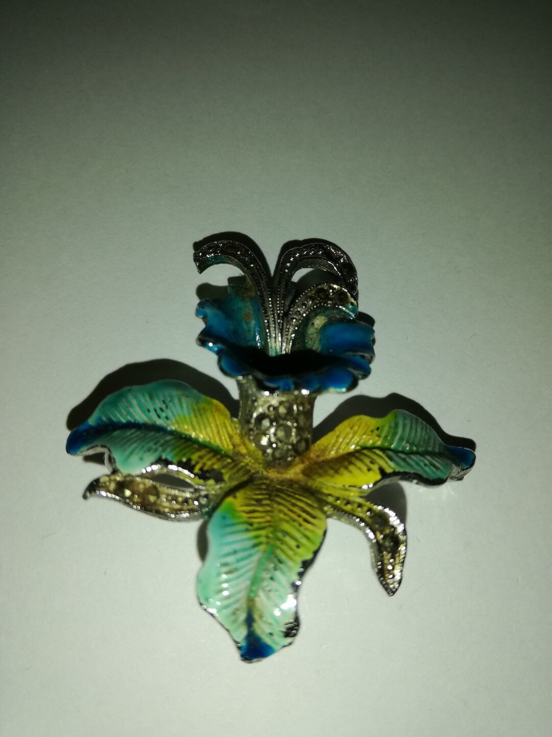 Belle Broche Ancienne En Forme D'Orchidée, En Argent Et émail - Occasion Bon état