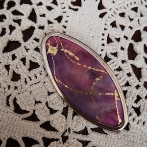 Broche vintage feito de veludo e metal em tons de rosa roxo