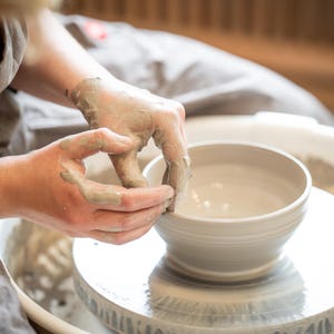 Curso de alfarería con torno en Aquisgrán: taller intensivo de 2 días en Studio CLAY.