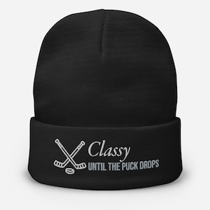 Elegante bis der Puck Tropfen bestickte Beanie - Hockey Mom Geschenke - Hockey Mütze