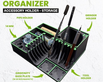 Puede incluir: Organizador negro y verde para herramientas y accesorios 420. El organizador tiene múltiples compartimentos para almacenamiento, incluyendo un soporte para pipas, un soporte para molinillos y un soporte para herramientas. El texto "420 TOOL & ACCESSORY ORGANIZER" está en la parte superior. El texto "No More Lost Tools - Gridfinity 420 Storage System" está en la parte inferior.