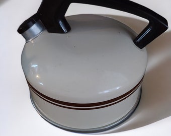 Step Back in Time with this Vintage Tan Beige Tea Kettle: Retro Mirro Aluminum Whistling Kettle 2.5 Quart