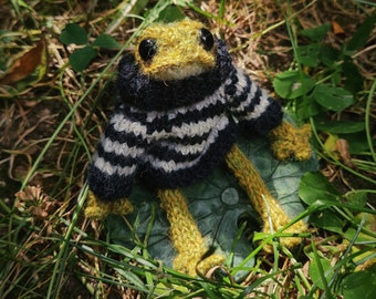 Mini Knit Posable Frog with Jumper