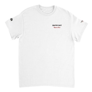 Pode incluir: Camiseta branca com um gráfico preto que diz "Sentry Bot Repair Team" em vermelho.
