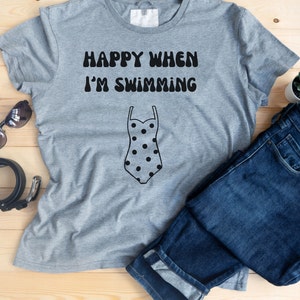 Badeanzug-T-Shirt, Happy when i&#39;m swim T-Shirt, Schwimmer-Geburtstagsgeschenk, Schwimm-Gesundheits-T-Shirt, Schwimm-Fitness-T-Shirt, Mental Health-Schwimmen
