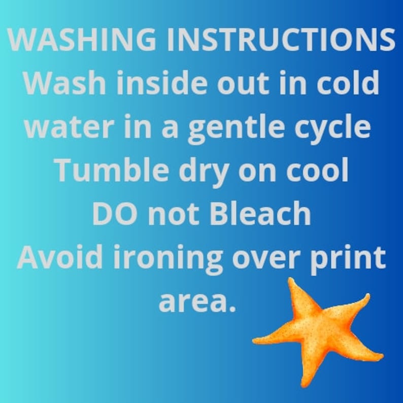 Op de afbeelding: Wasinstructies voor een kledingstuk: Was binnenstebuiten in koud water, delicate cyclus, drogen in de droger op lage temperatuur, niet bleken, niet strijken over de print. Een gele zeester bevindt zich in de rechterbenedenhoek.