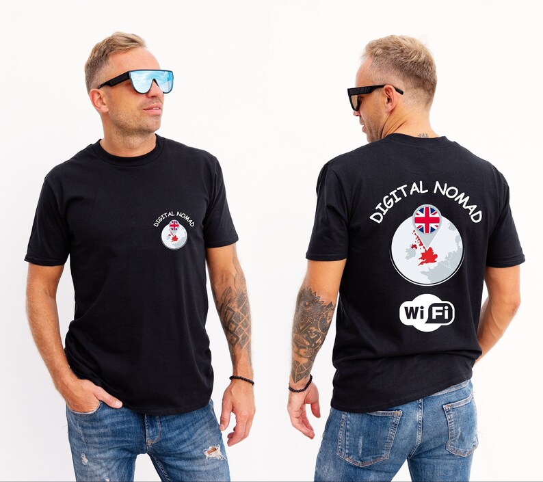 Op de afbeelding: Zwart T-shirt met een witte afbeelding van een wereldbol met een pin op het Verenigd Koninkrijk en de tekst "Digital Nomad" eromheen. De wereldbol heeft ook een witte wolk met de tekst "Wi-Fi" erop.