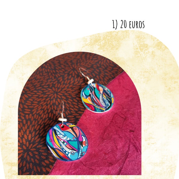 Boucles d'oreilles colorées et motifs abstraits