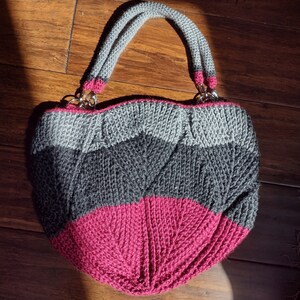 bolso con patrón hosta de crochet a mano