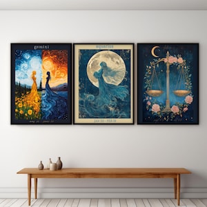 Peut inclure: Trois impressions d'art encadrées représentant des signes du zodiaque. L'impression Gémeaux montre deux figures en jaune et bleu. L'impression Verseau représente une femme en bleu devant une lune. L'impression Balance montre des balances avec des fleurs.