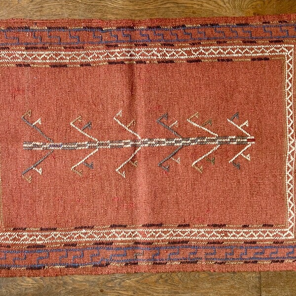 Persian kilim rug with needlework in pure wool (100% vegetable dyes), hand-woven (88x58cm)