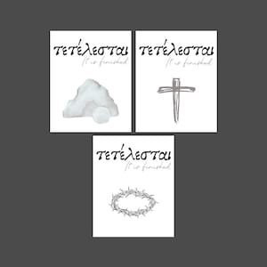 以下が含まれることがあります： 黒い文字とグレーのイラストが描かれた白い正方形のカードが3枚。左上のカードには、小さなグレーの円が内側に描かれたグレーの石が描かれている。右上のカードには、グレーの十字架が描かれている。下のカードには、グレーの茨の冠が描かれている。各カードには、「τετέλεσται」と「It is finished」という黒い文字が書かれている。